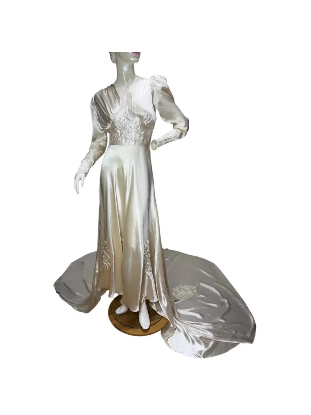 1930s Art Deco liquid satin wedding gown with trapunto embroidery and cathedral - Picture 1 of 16